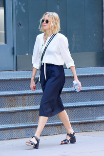 Naomi Watts feet photo thumbnail