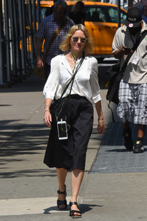 Naomi Watts feet photo thumbnail