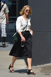 Naomi Watts feet photo thumbnail