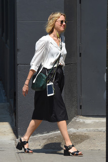 Naomi Watts feet photo thumbnail