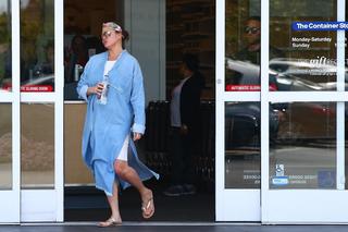 Chrissy Teigen feet photo thumbnail