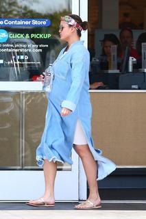 Chrissy Teigen feet photo thumbnail