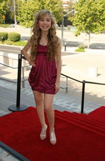 Jennette McCurdy feet photo thumbnail