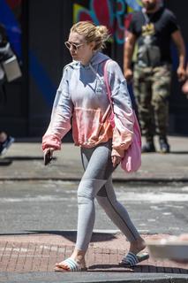 Dakota Fanning feet photo thumbnail