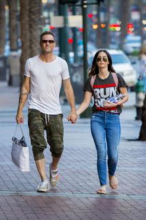 Megan Fox feet photo thumbnail