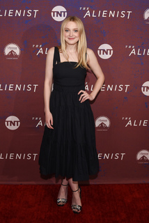 Dakota Fanning feet photo thumbnail