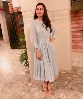 Dia Mirza feet photo thumbnail