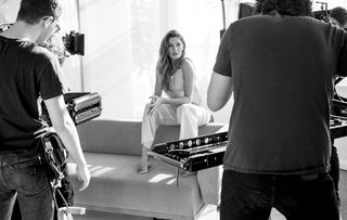 Gisele Bündchen feet photo thumbnail