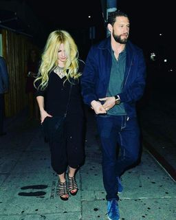 Avril Lavigne feet photo thumbnail