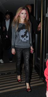 Avril Lavigne feet photo thumbnail
