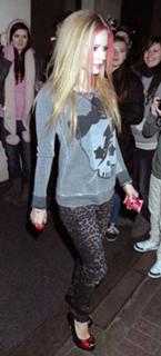 Avril Lavigne feet photo thumbnail