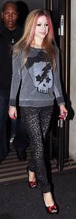 Avril Lavigne feet photo thumbnail