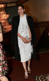 Freida Pinto feet photo thumbnail