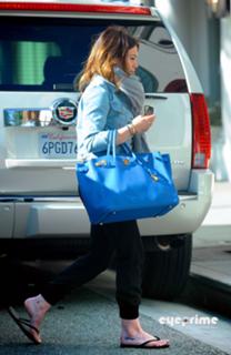 Hilary Duff feet photo thumbnail