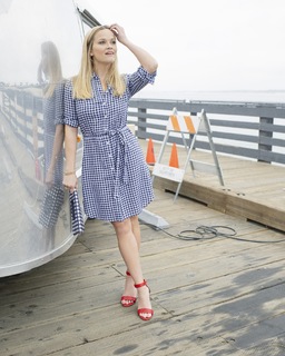 Reese Witherspoon feet photo thumbnail