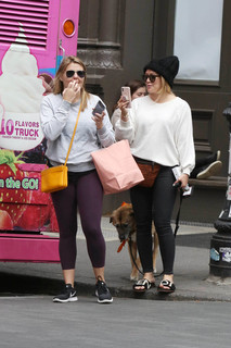 Hilary Duff feet photo thumbnail