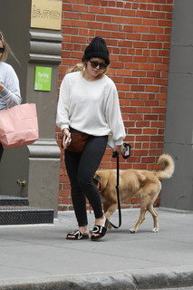Hilary Duff feet photo thumbnail