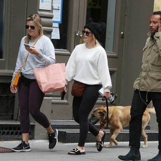 Hilary Duff feet photo thumbnail