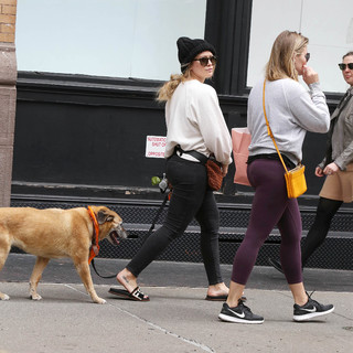 Hilary Duff feet photo thumbnail