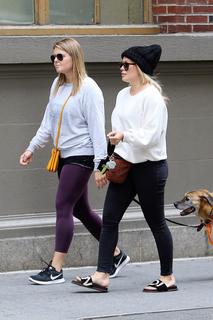 Hilary Duff feet photo thumbnail