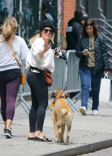 Hilary Duff feet photo thumbnail