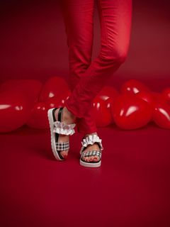 Cristina Ferreira feet photo thumbnail