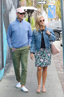 Reese Witherspoon feet photo thumbnail