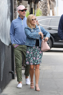 Reese Witherspoon feet photo thumbnail