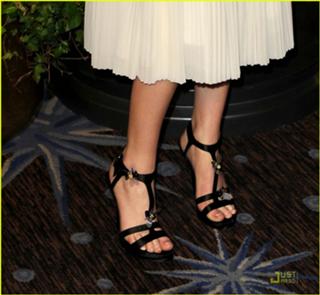 Jennifer Lawrence feet photo thumbnail