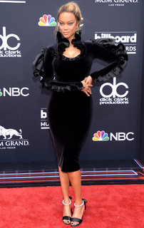 Tyra Banks feet photo thumbnail