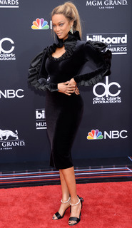 Tyra Banks feet photo thumbnail