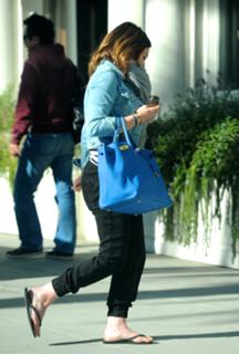 Hilary Duff feet photo thumbnail