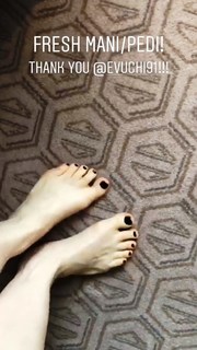 Bryce Dallas Howard feet photo thumbnail