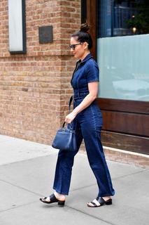 Olivia Munn feet photo thumbnail