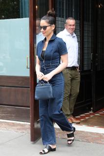 Olivia Munn feet photo thumbnail