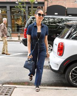 Olivia Munn feet photo thumbnail