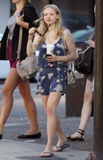 Amanda Seyfried feet photo thumbnail