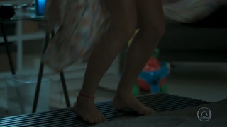 Isis Valverde feet photo thumbnail
