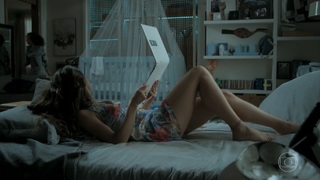Isis Valverde feet photo thumbnail