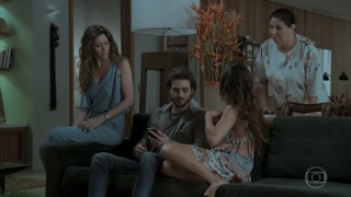 Isis Valverde feet photo thumbnail