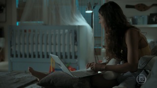Isis Valverde feet photo thumbnail