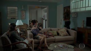 Isis Valverde feet photo thumbnail