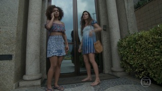 Isis Valverde feet photo thumbnail