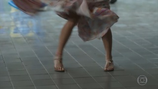 Isis Valverde feet photo thumbnail