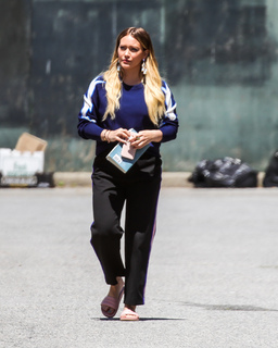Hilary Duff feet photo thumbnail