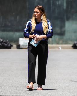 Hilary Duff feet photo thumbnail