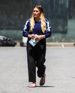 Hilary Duff feet photo thumbnail
