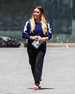 Hilary Duff feet photo thumbnail