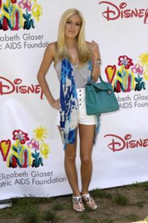 Heidi Montag feet photo thumbnail