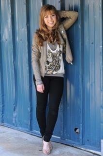 Jennette McCurdy feet photo thumbnail